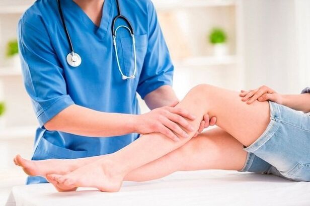 A phlebologist treats varicose veins on the legs. 